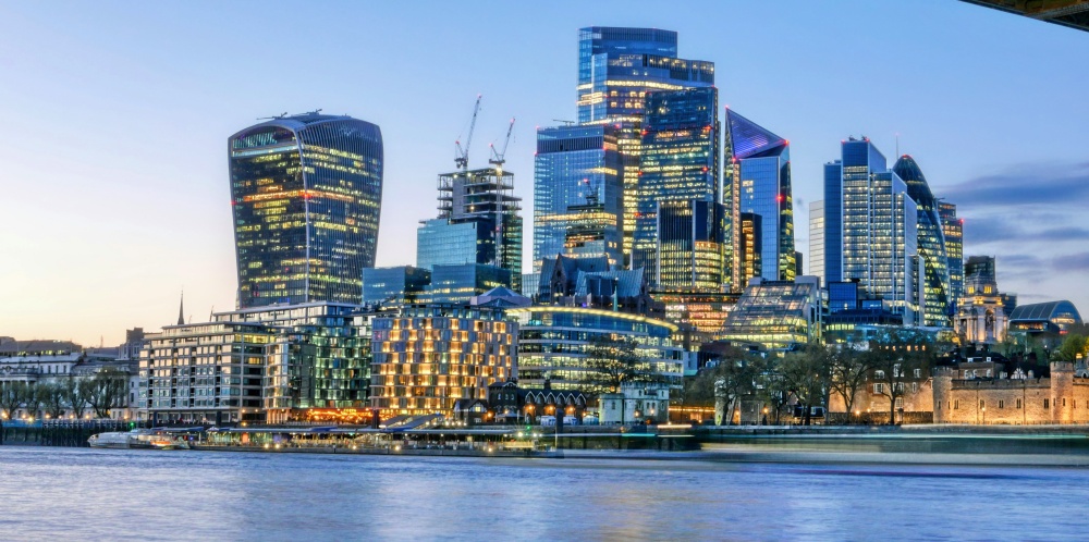 View toàn cảnh London từ bờ sông Thames vào buổi chiều