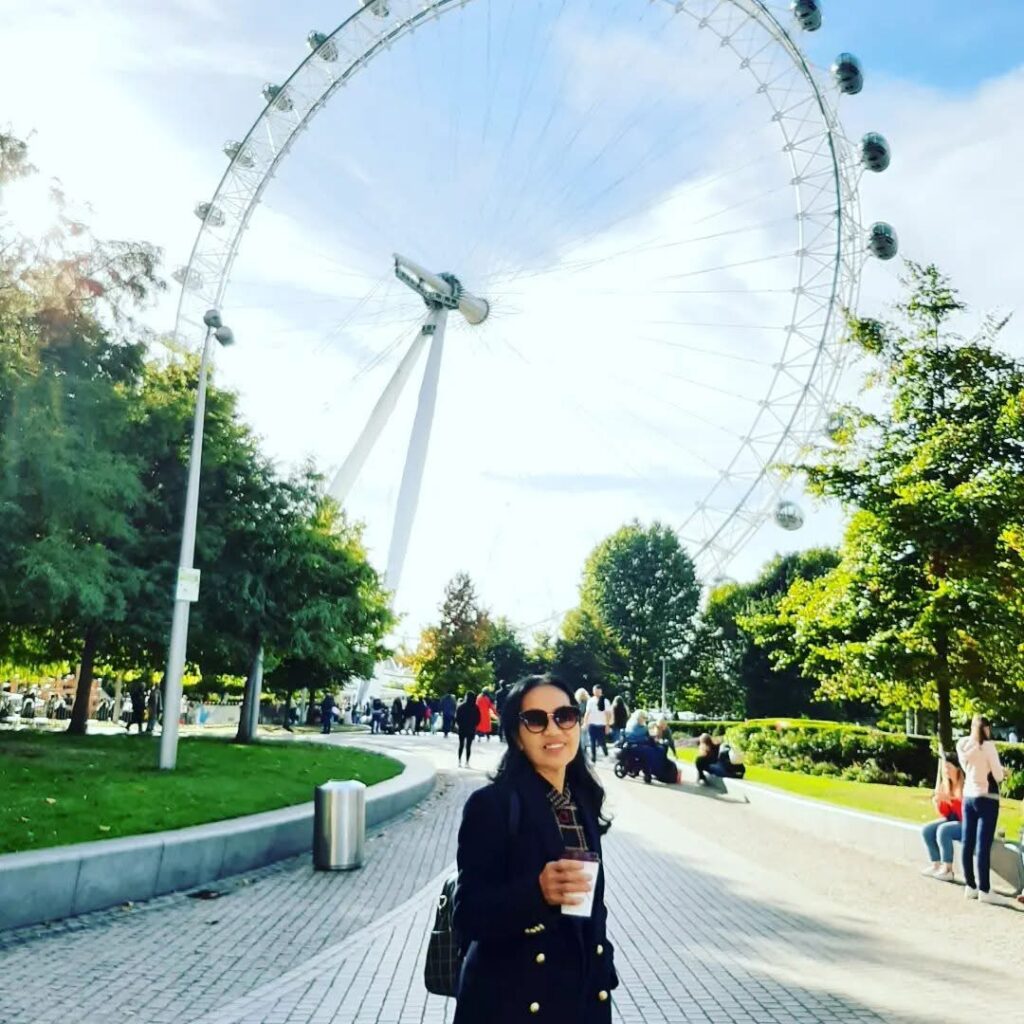 Du khách chụp ảnh tại London Eye – trải nghiệm đáng nhớ tại London