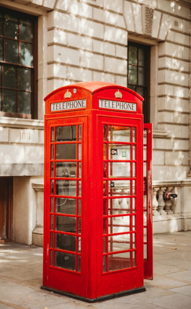 Bốt điện thoại đỏ – biểu tượng đặc trưng của London gần cung điện Buckingham