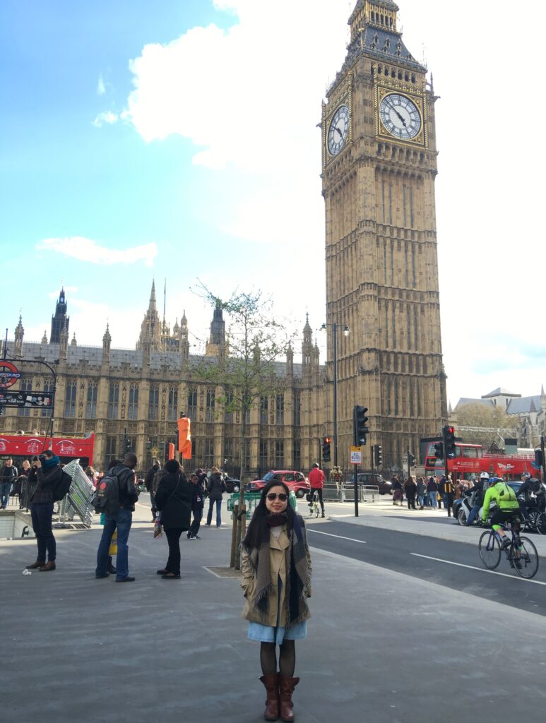 Du khách chụp ảnh cùng Big Ben – trải nghiệm đáng nhớ tại London