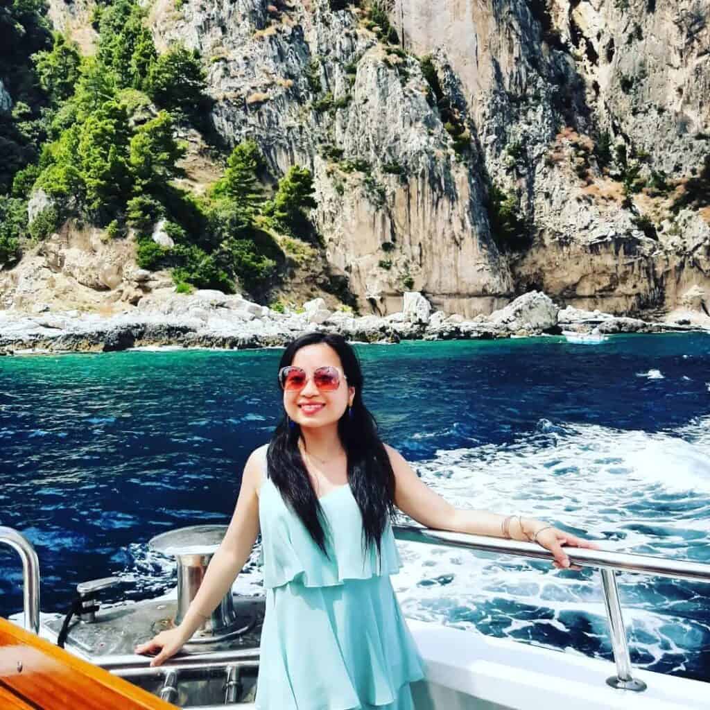 Cảnh biển xanh ngắt nhìn từ thuyền nhỏ ở ngoài khơi đảo Capri