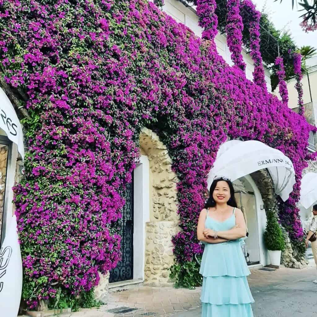 Hoa giấy nở rực trước boutique nhỏ xinh trên đảo Capri