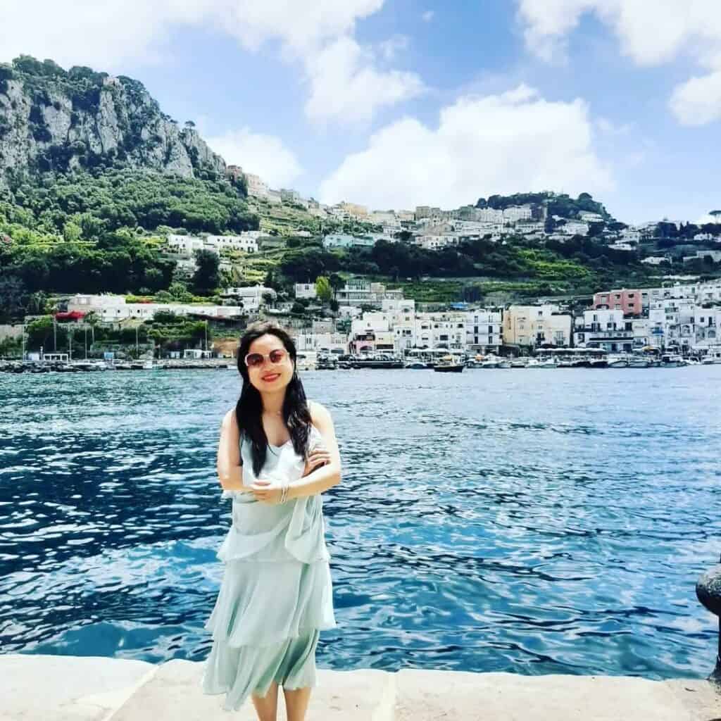 Tàu cập cảng Capri với khung cảnh làng ven biển và nước trong xanh.