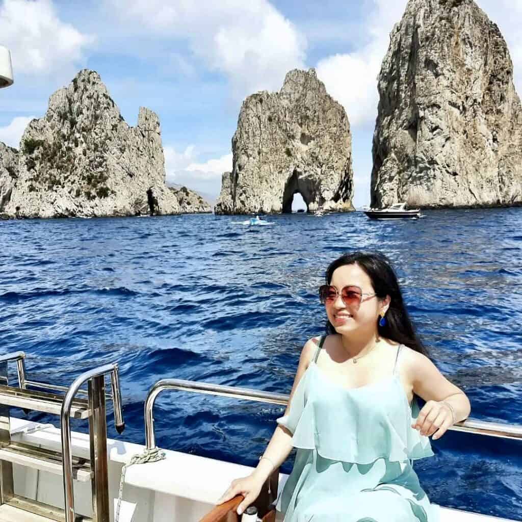 Thư giãn trên thuyền riêng, ngắm Faraglioni – biểu tượng của Capri.