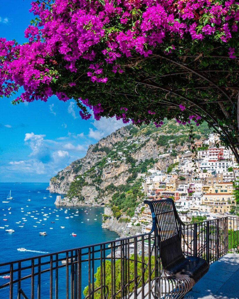 Cảnh đẹp của Amalfi Coast cùng hoa giấy