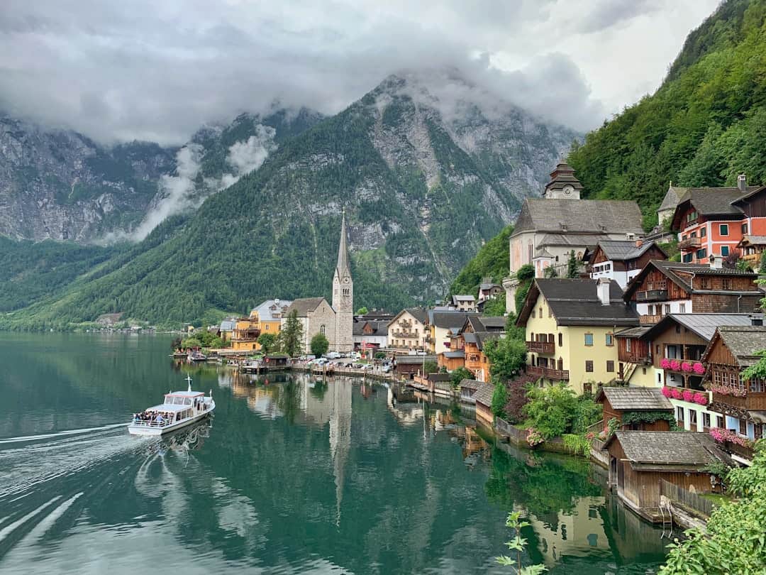 Du lịch cao cấp châu Âu mùa hè - Buổi sáng ở Hallstatt- Áo
