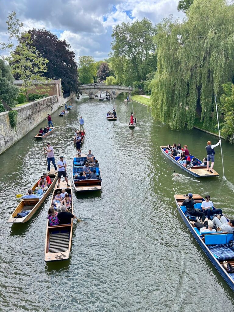 Cảnh chèo thuyền ở Cambridge
