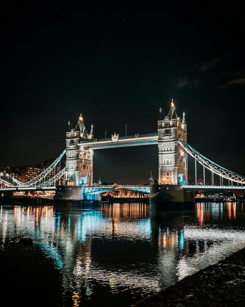 Tower Bridge lung linh ánh sáng vào ban đêm – điểm check-in lý tưởng khi du lịch London