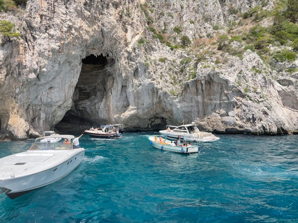 Thuyền nhỏ đưa du khách vào hang Blue Grotto nổi tiếng