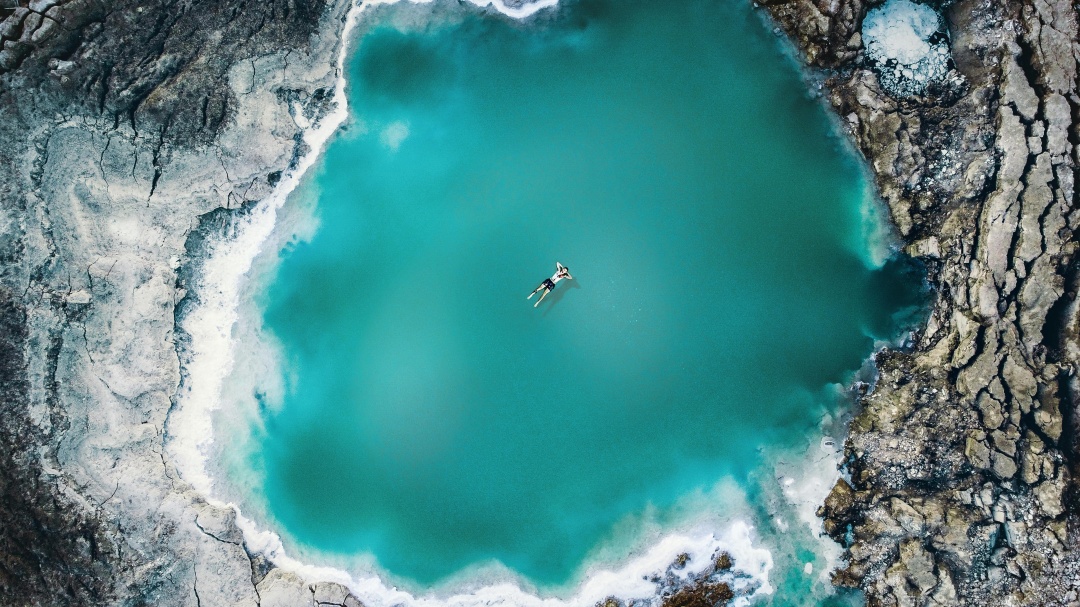 Biển chết tại Isarel - con người có thể nổi trên mặt nước