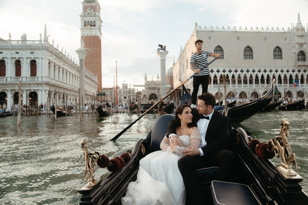 Cặp đôi thưởng ngoạn hoàng hôn Venice từ gondola riêng – trải nghiệm luxury tou