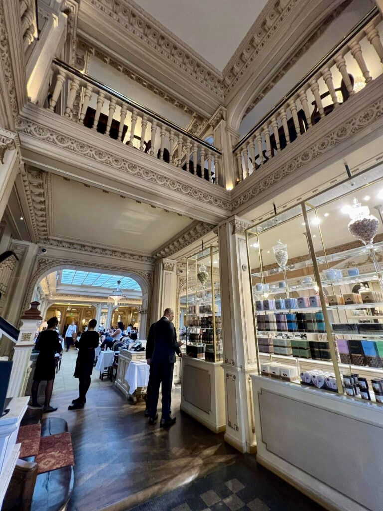 Afternoon tea sang trọng bậc nhất ở Paris