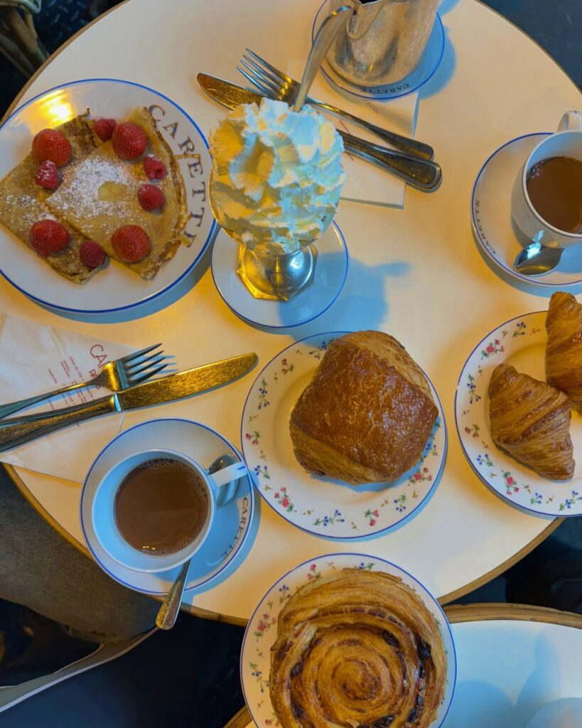 Carette Paris tại Place du Trocadéro với bàn trà chiều sang trọng và view tháp Eiffel