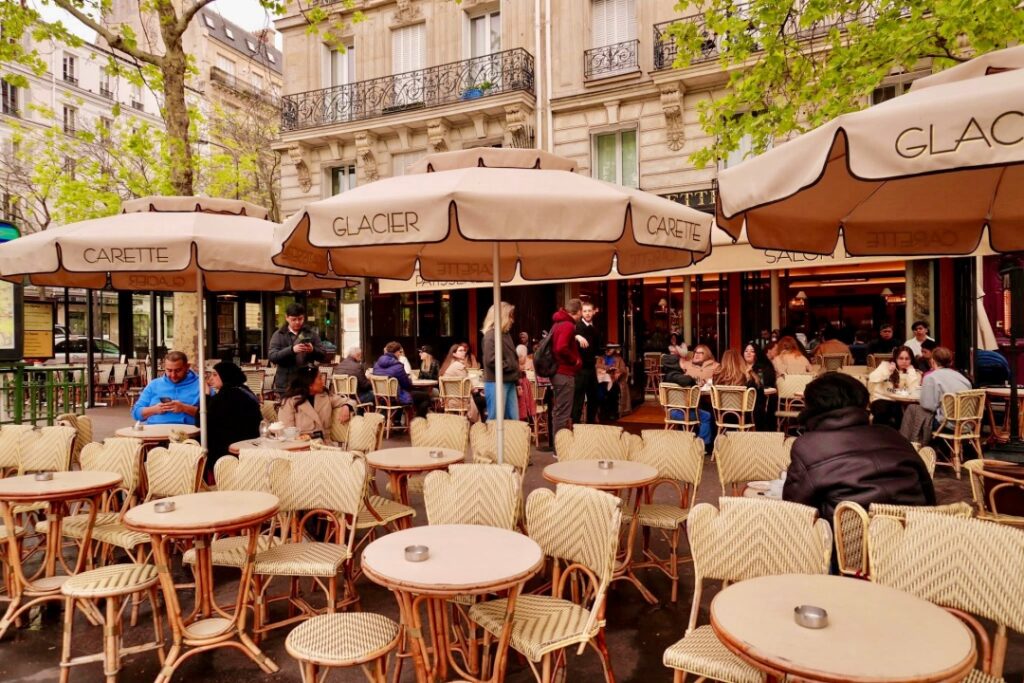 Quán Cafe Nổi Tiếng Ở Paris Với Góc View Tháp Eiffel