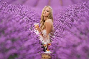 Thưởng thức ly rosé giữa biển hoa lavender Provence – trải nghiệm mùa hè thanh lịch nước Pháp