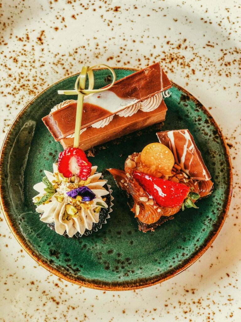 Quán cafe nổi tiếng ở Paris - Bánh ngọt tinh tế