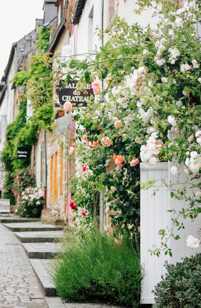 Quán cafe sang trọng, xinh xắn ở hai bên đường của thủ đô Pari