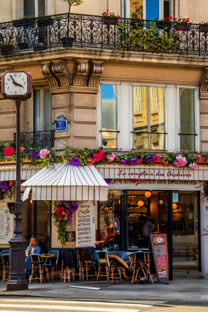 Ghế mây và bàn café trên phố Paris với ánh nắng vàng ấm áp