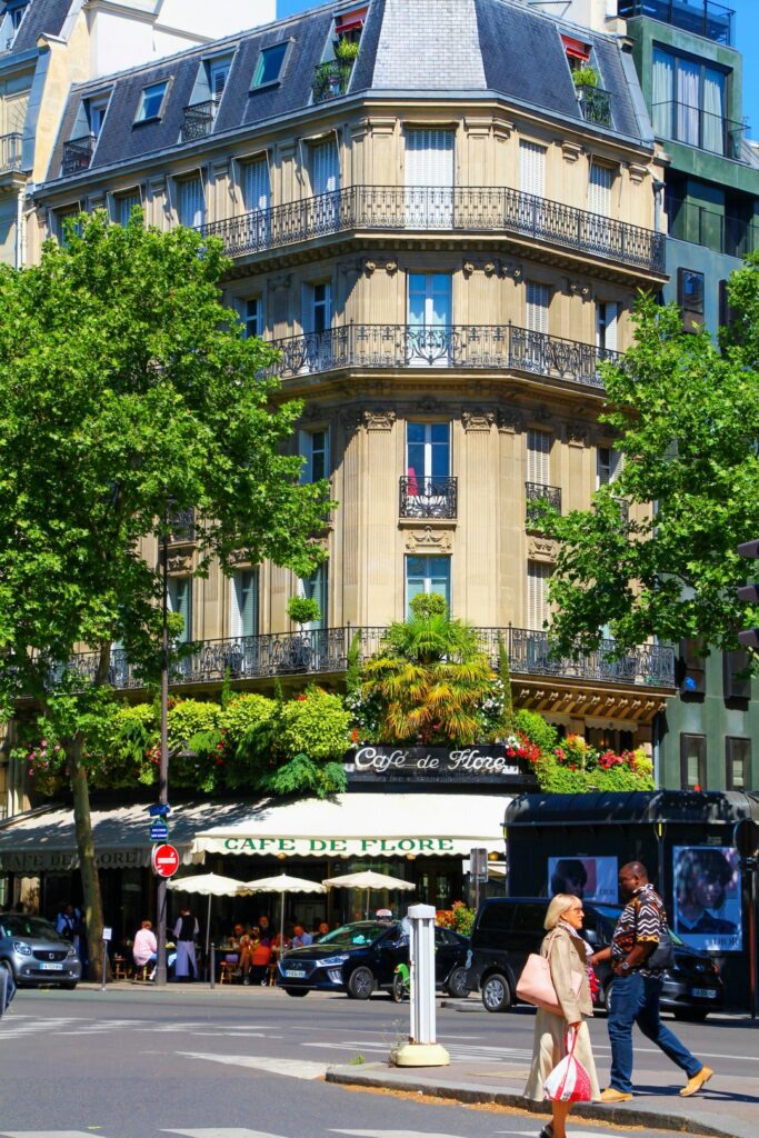 Café de Flore Paris với mặt tiền cổ điển và hàng hoa rực rỡ trên Boulevard Saint-Germain.