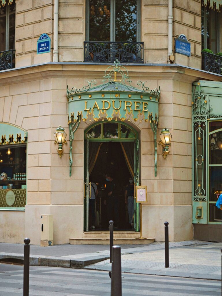 Ladurée – quán cafe đẹp ở Paris nổi tiếng với macaron và không gian Belle Époque