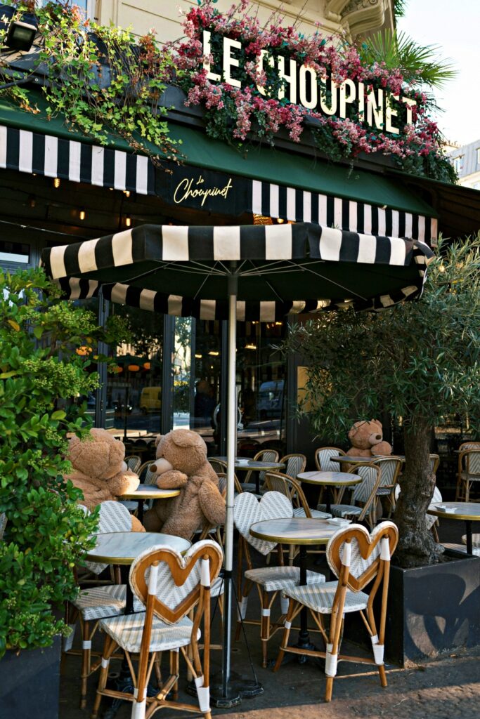 Le Choupinet – quán cafe đẹp ở Paris nổi tiếng với gấu Teddy khổng lồ