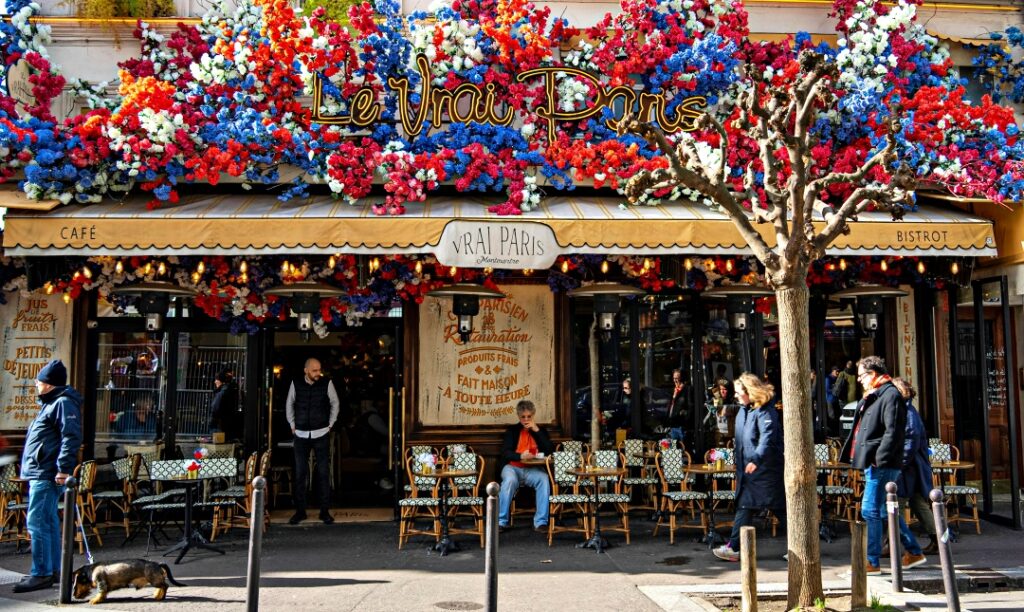 Les Vrais Paris – quán cafe đẹp ở Paris với façade phủ hoa nổi bật ở Montmartre