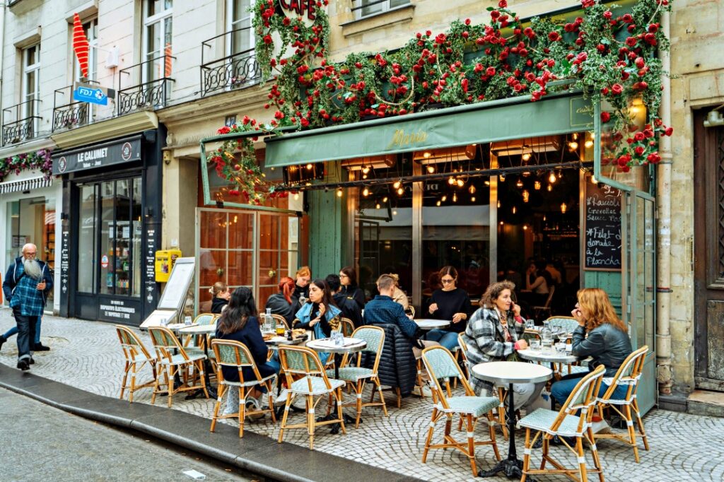 Quan cafe dep Paris- Maria với không gian mộc mạc và ánh sáng tự nhiên.
