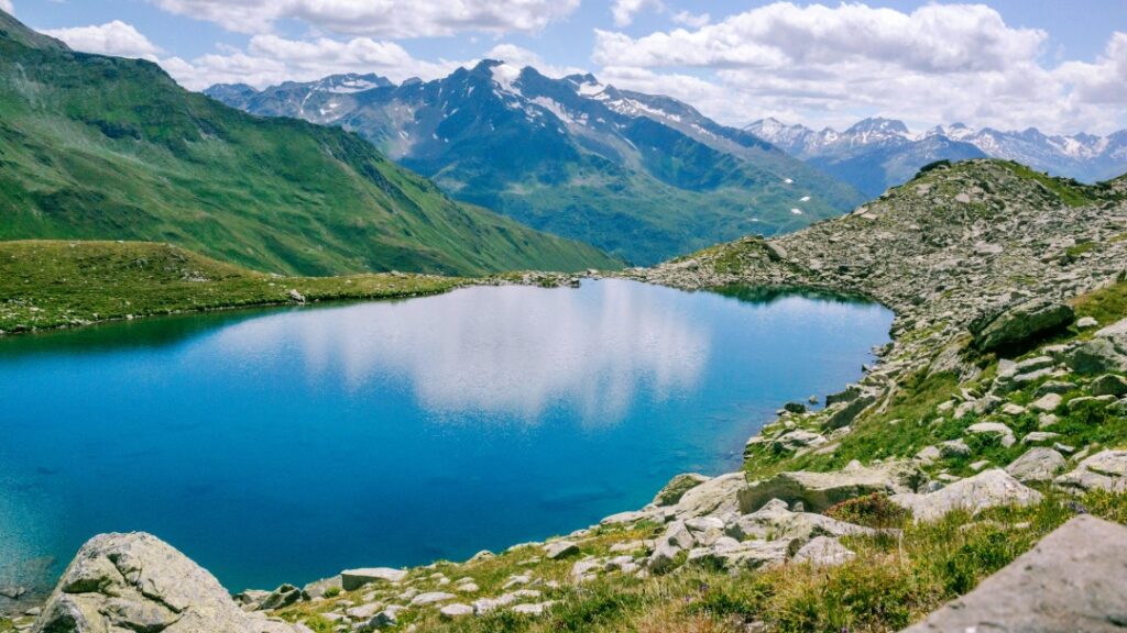 Hành khách ngắm hồ xanh ngọc từ tàu ngắm cảnh Thụy Sĩ - Andermatt