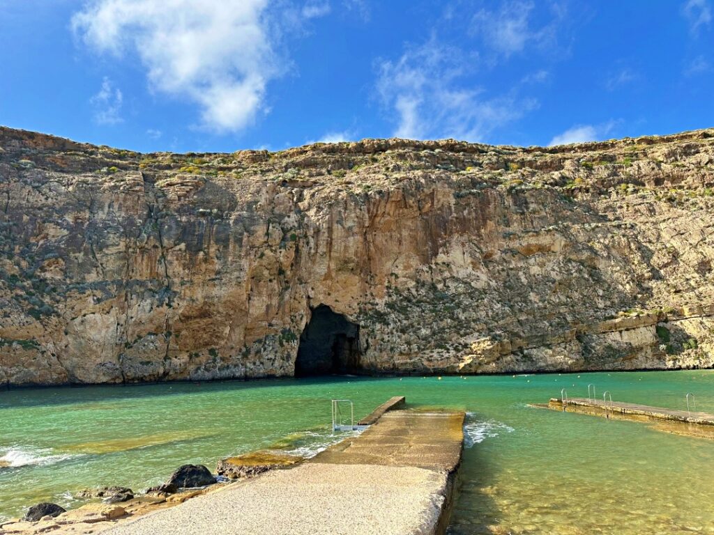 Inland Sea Gozo Malta – khung cảnh biển hồ nhỏ yên bình được bao bọc bởi những vách đá vôi hùng vĩ