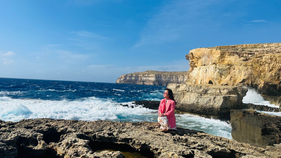 Dwejra Bay Gozo Malta – vịnh biển hoang sơ với khung cảnh ngoạn mục nơi từng có Azure Window, lý tưởng để ngắm hoàng hôn, lặn biển hoặc cảm nhận vẻ đẹp kỳ vĩ của thiên nhiên