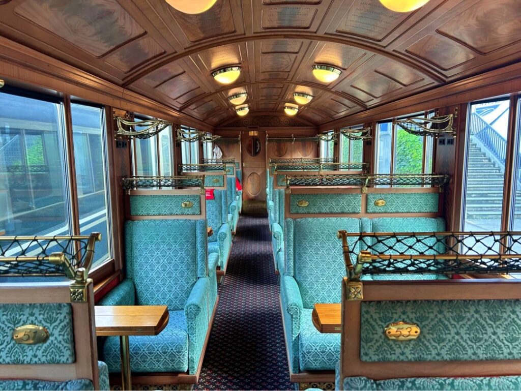 toa tàu Belle Époque Thụy Sĩ với nội thất cổ điển sang trọng