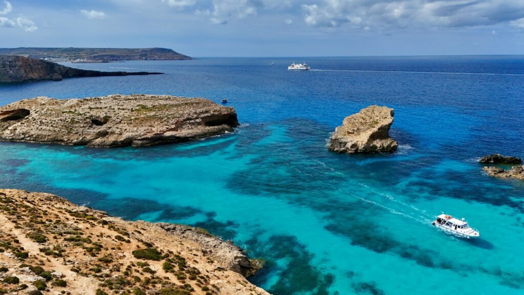 Blue Lagoon Malta nhìn từ trên cao – màu nước xanh ngọc bích nổi bật giữa đảo Comino