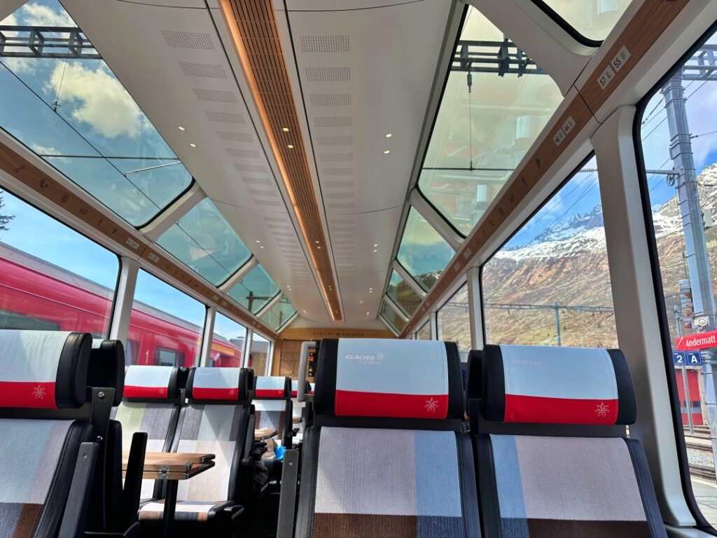 Cabin tàu ngắm cảnh Thụy Sĩ chạy qua dãy Alps phủ tuyết trắng