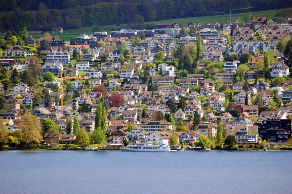 Hồ Zurich lấp lánh mùa hè – cảnh hồ trong xanh, du thuyền và dãy núi xa xa