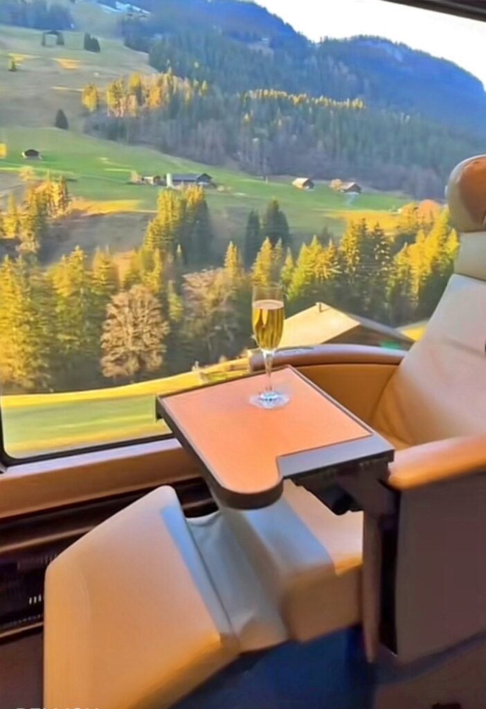 GoldenPass Express chạy qua làng cổ Montreux ở Thụy Sĩ