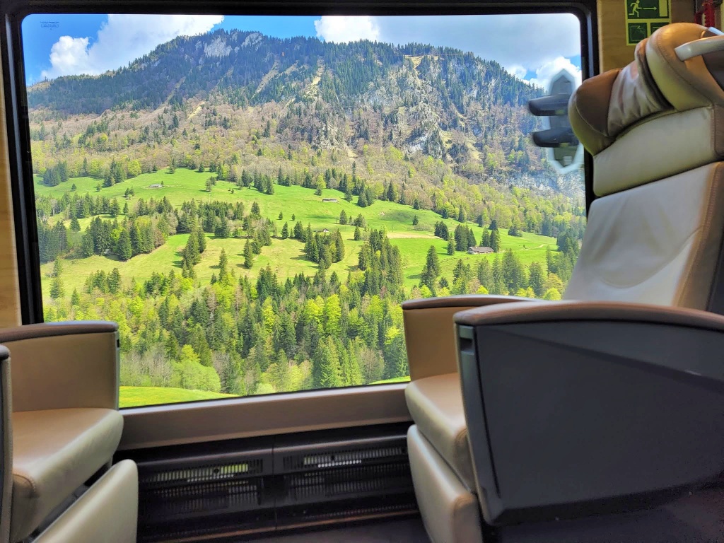 Khoang Prestige GoldenPass Express Thuỵ Sĩ sang trọng với ghế bọc da và tầm nhìn toàn cảnh