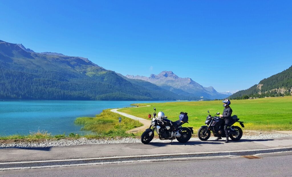 Hồ Silvaplana xanh ngọc tuyệt đẹp, được bao quanh bởi dãy Alps.