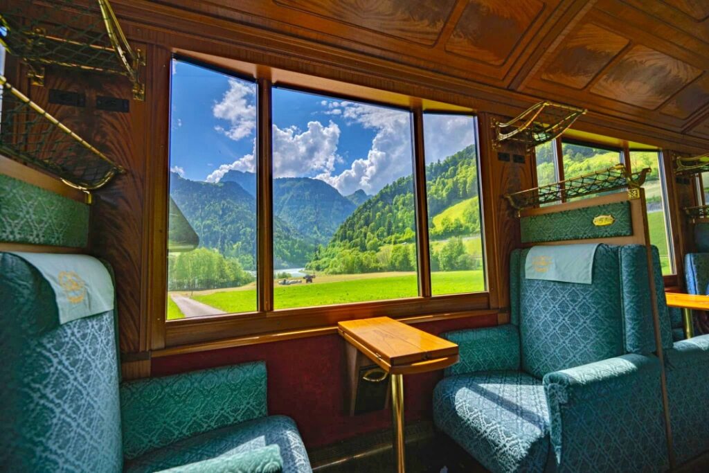 Tàu Belle Époque Thụy Sĩ cổ điển chạy qua núi và hồ