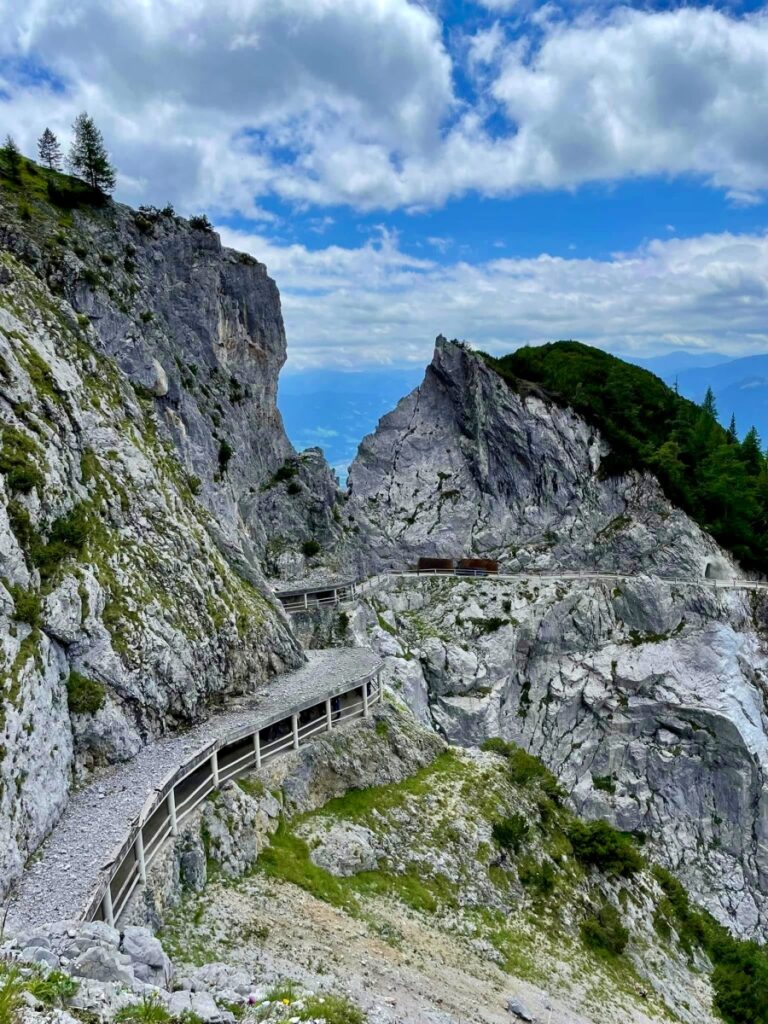 khám phá đường lên hang băng Eisriesenwelt vào mùa hè