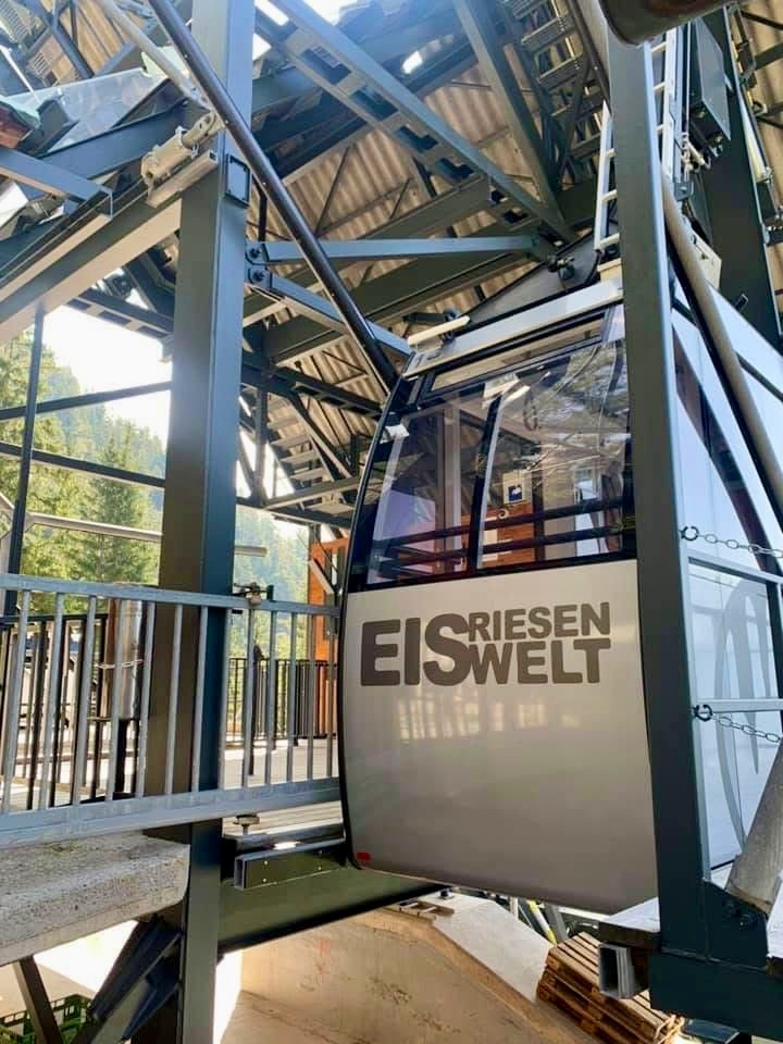 Cáp treo đưa du khách đến gần hang Eisriesenwelt từ Werfen.