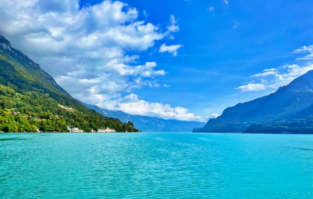 GThung lũng xanh Interlaken giữa núi non hùng vĩ trên hành trình GoldenPass Express Thuỵ Sĩ