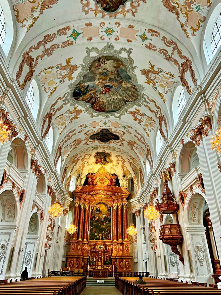 Du lịch Lucerne: chiêm ngưỡng kiến trúc tinh tế của nhà thờ cổ.