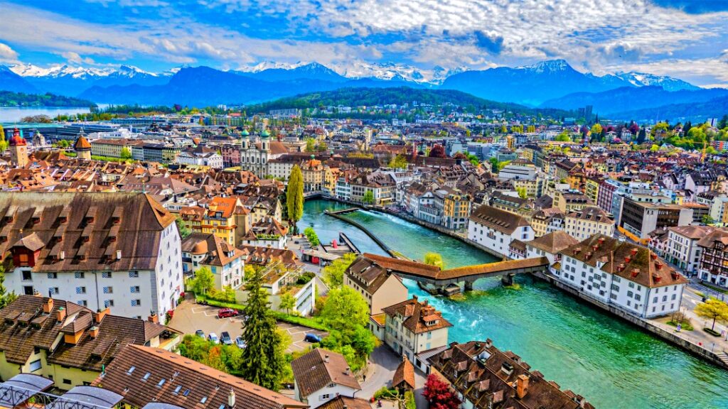 Toàn cảnh hồ Lucerne – trải nghiệm du lịch Lucerne trọn vẹn và thơ mộng