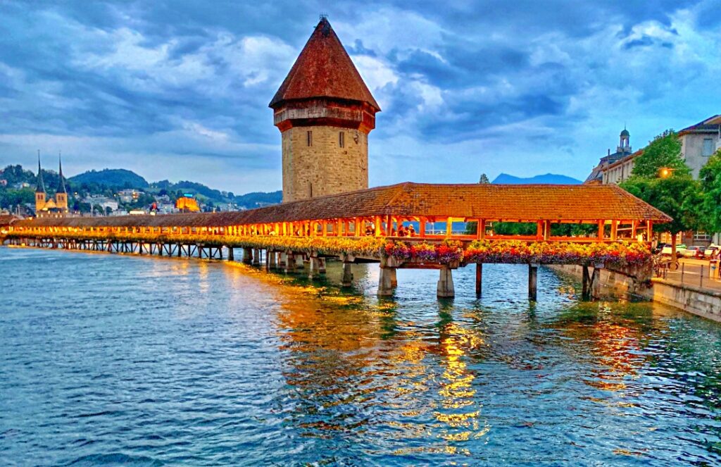 Khám phá phố cổ Lucerne với cầu Chapel – hành trình du lịch Lucerne tinh tế và sang trọng.