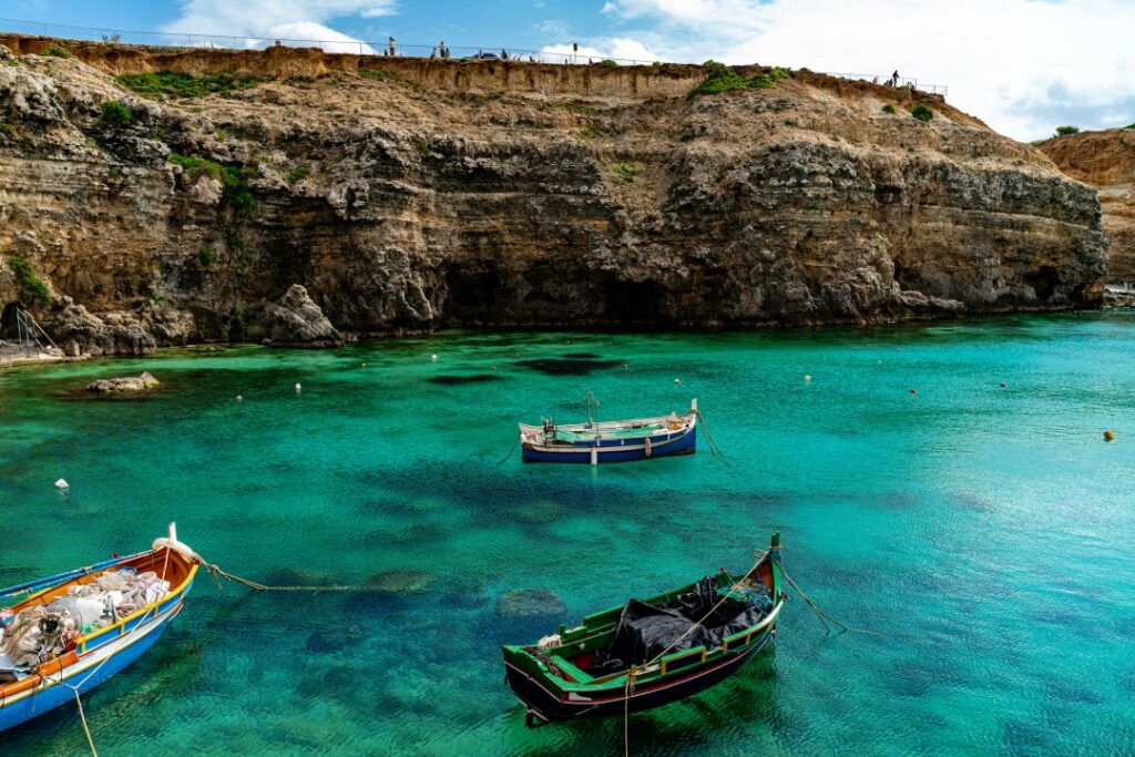 Mellieħa – ngôi làng thanh bình phía Bắc Malta, nổi bật với nhà thờ lớn trên đồi và khung cảnh Địa Trung Hải xanh thẳm