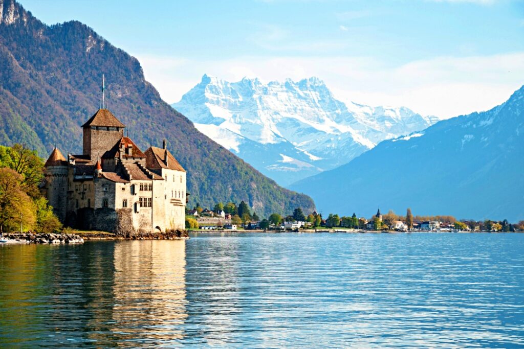 Toàn cảnh lâu đài Château de Chillon bên hồ Geneva, Montreux