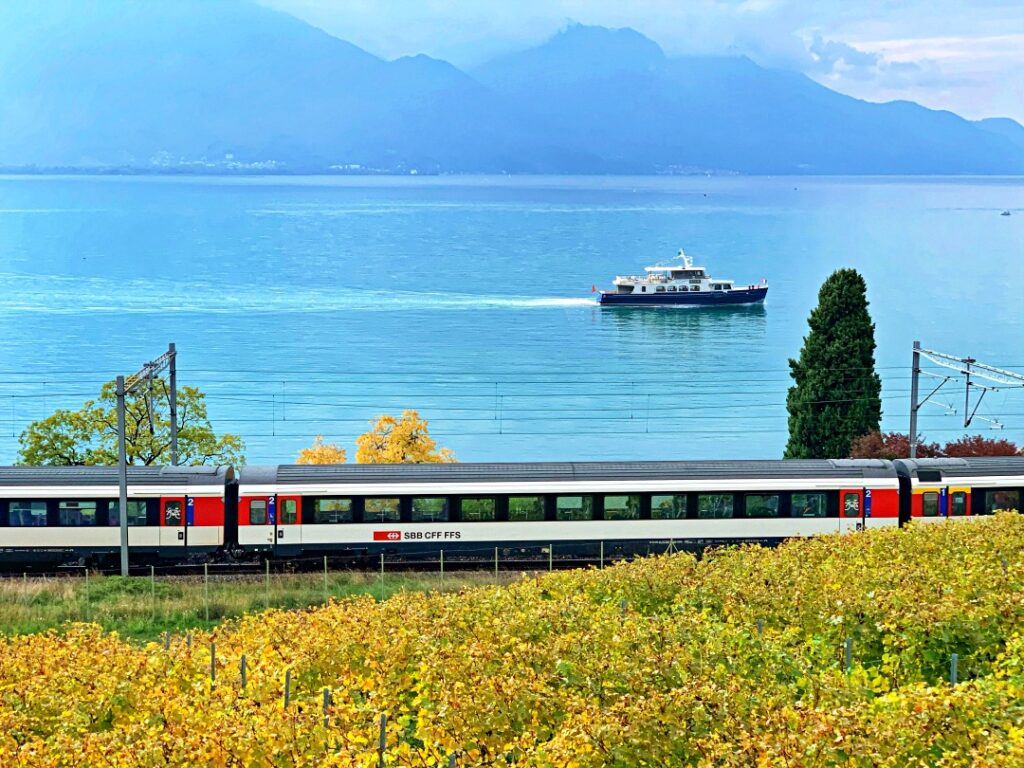 Du thuyền lướt trên hồ Geneva, nhìn qua vườn nho Lavaux gần Montreux