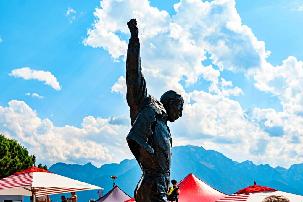 Đại lộ ven hồ Montreux với bức tượng Freddie Mercury - Du lịch Montreux