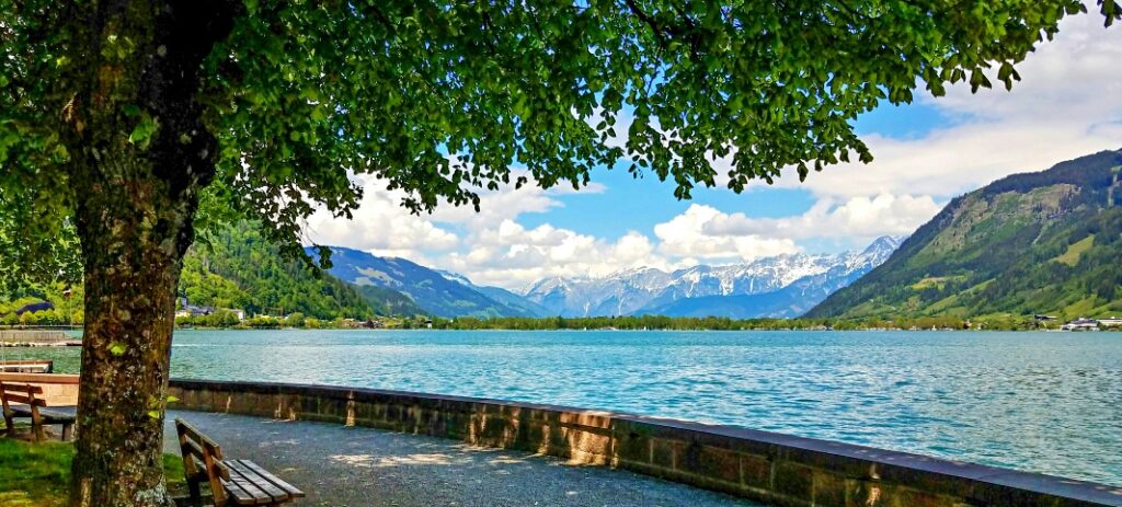 Phong cảnh Montreux nhìn từ hồ Geneva với núi Alps hùng vĩ phía xa