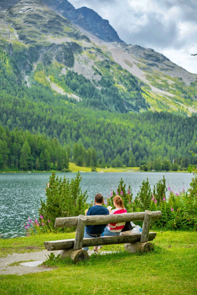 Cặp đôi ăn trưa tại hồ St Moritz Thuỵ Sĩ